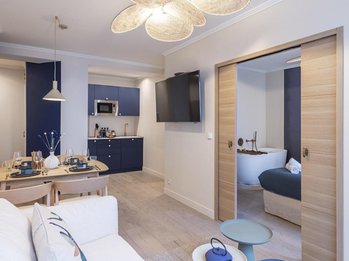 The Blue Suite On Champs Elysees Avenue Paris Exterior photo