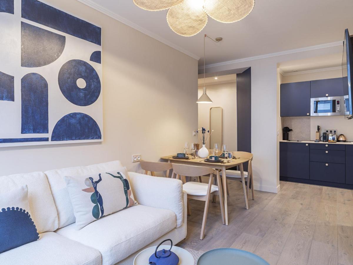 The Blue Suite On Champs Elysees Avenue Paris Exterior photo